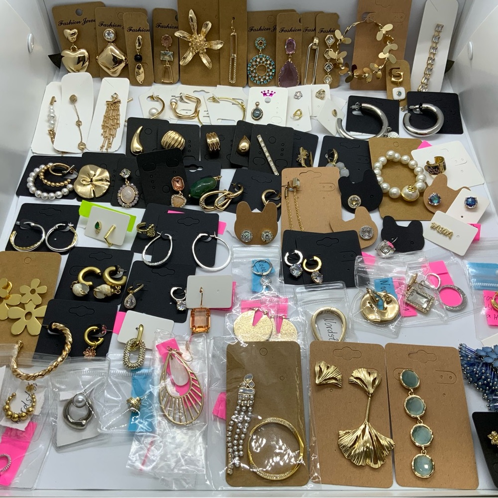 (147) SINGLE EARRING Elegant Gold and Silver Jewelry.
